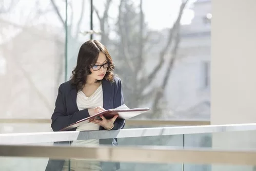 hr woman reviewing a clipboard