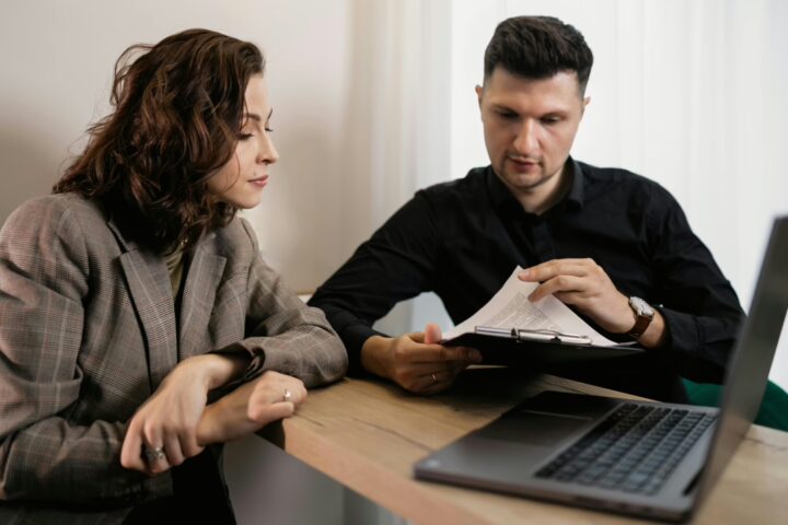 2 hr professionals discussing open enrollment